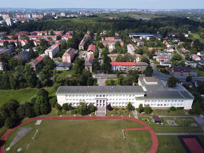 HŘIŠTĚ PRO VEŘEJNOST U ZÁKLADNÍ ŠKOLY A ZA DOMEM NA UL. ŠROBÁROVA 22 JSOU OPĚT OTEVŘENÁ