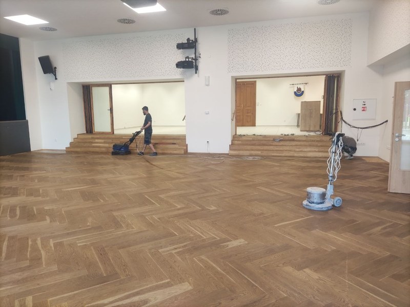 V KULTURNÍM DOMĚ RENOVUJEME DŘEVĚNÉ PARKETY 